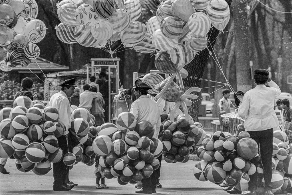 La Alameda Central en la década de los 60 donde se observa a vendedores de coloridos globos de varios tamaños, cortesía de Bob Schalkwijk.