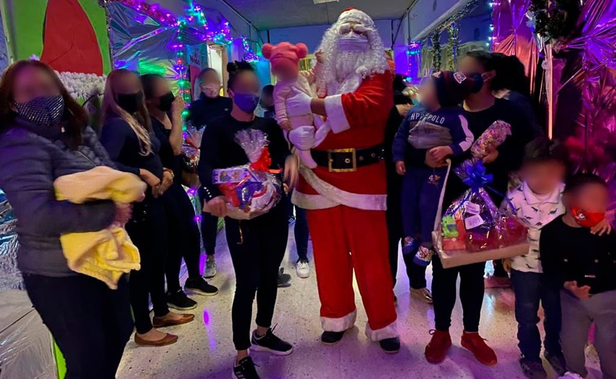 Hijos de mujeres recluídas en Santa Martha Acatitla reciben regalos de Santa Claus en Nochebuena