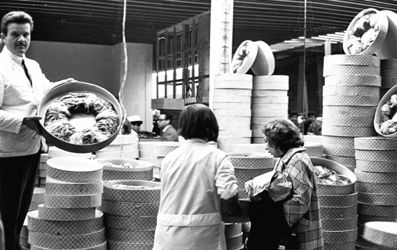 La fotografía principal fue captada el 5 de enero de 1968 por Jesús Fonseca en la panadería La Ideal, forma parte del Archivo de EL UNIVERSAL.