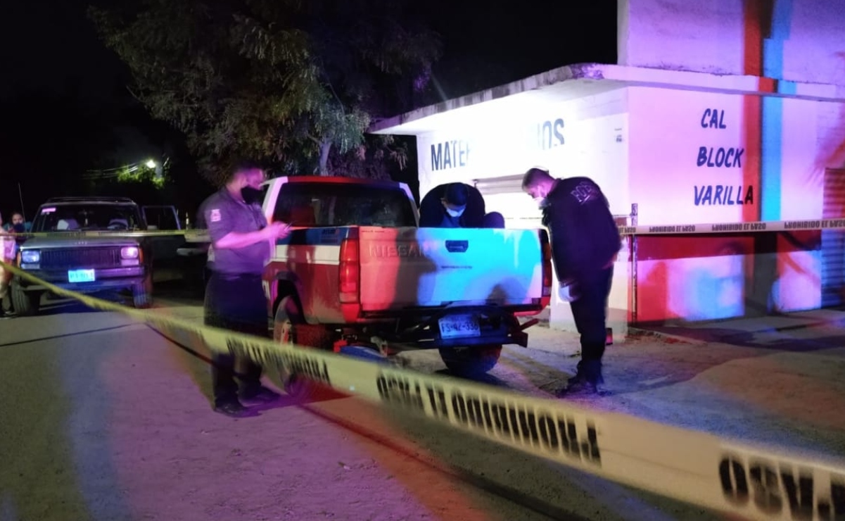 Culiacán police intercept a truck in which they are transporting a murdered man
