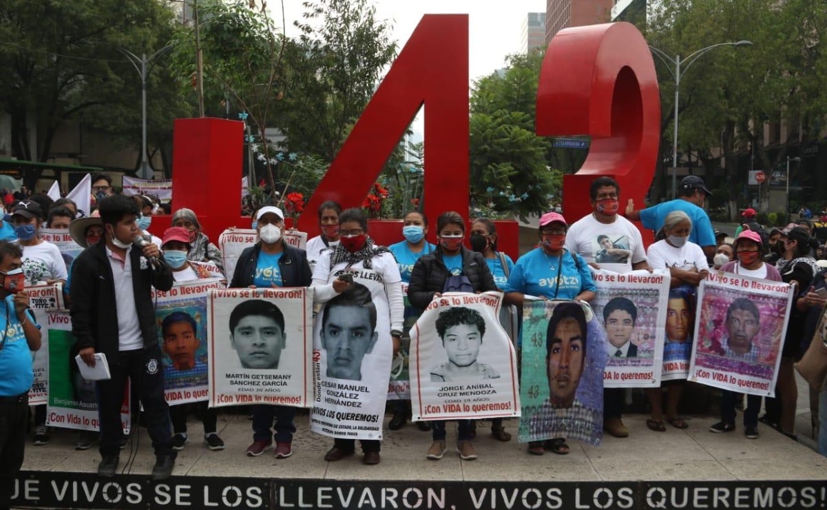 Padres de los 43 normalistas ofrecen recompensa a quien aporte información sobre caso Ayotzinapa