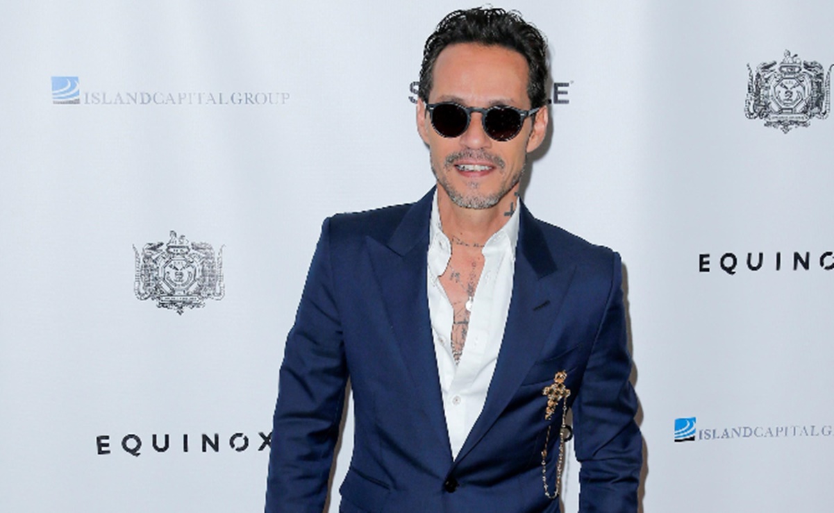 Marc Anthony jokes back to the announcer who looked sleepy