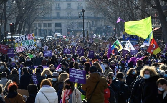Mujeres y activistas salieron a las calles de Francia para protestar contra en pro de los derechos feministas