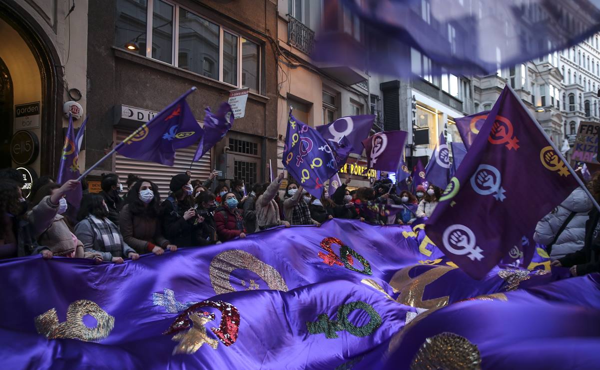 Mujeres protestaron en calles de Estambul en el marco del D&iacute;a Internacional de la Mujer, en Turqu&iacute;a