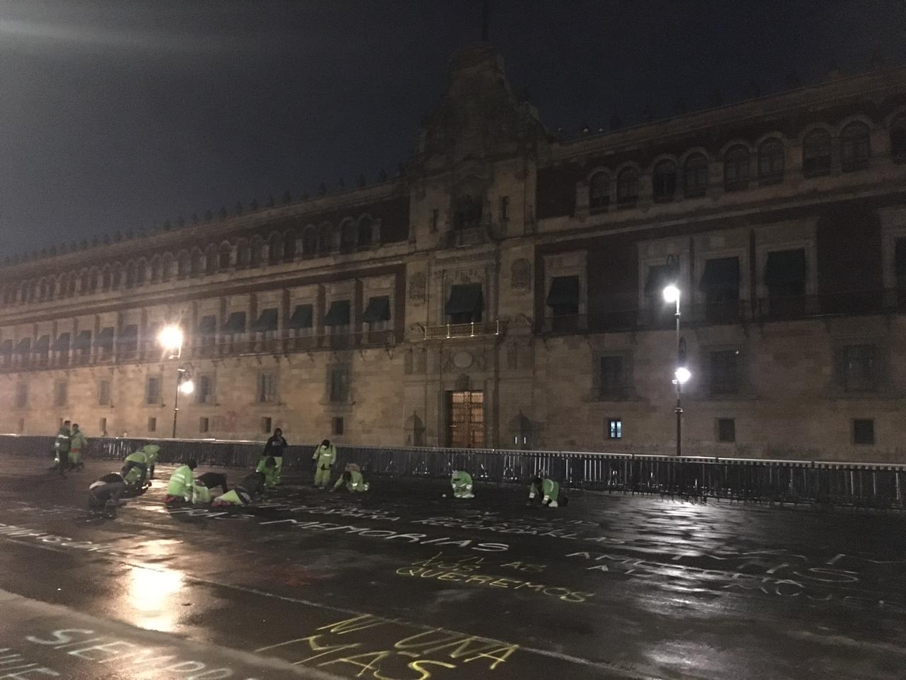 Retiran vallas de Palacio Nacional tras marcha del 8M