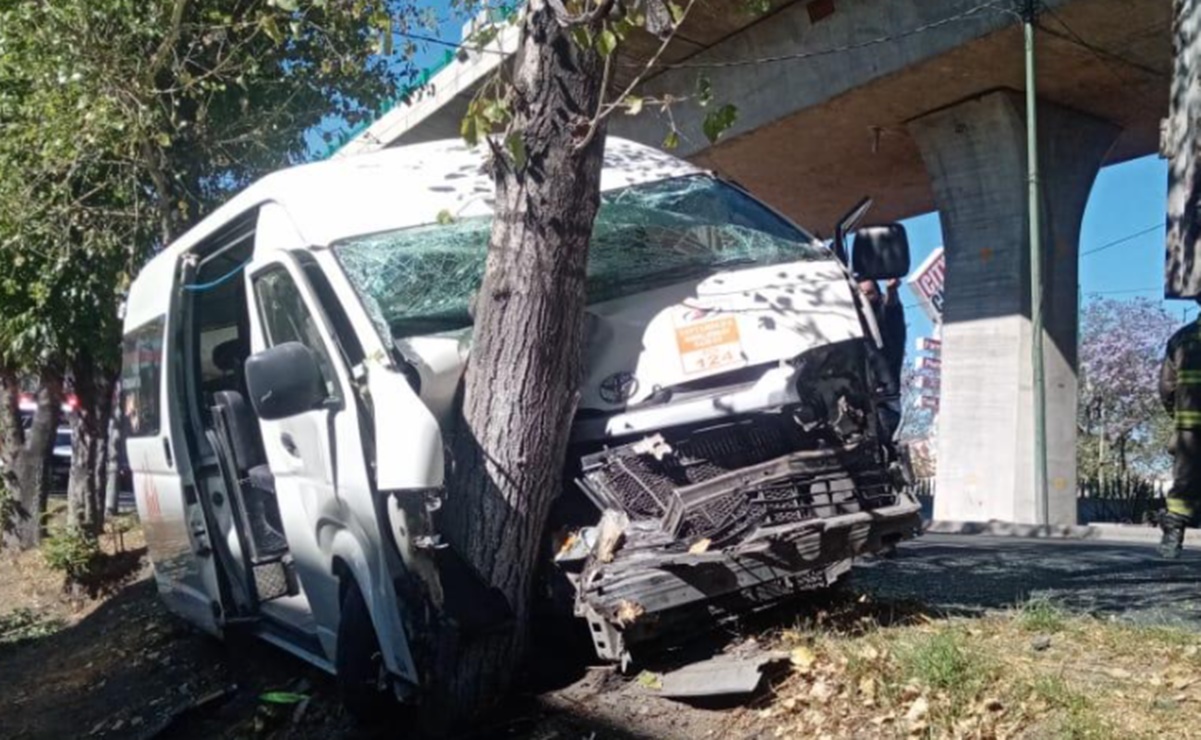Choque entre combi de pasajeros y camión de carga deja dos lesionados en Tlalnepantla