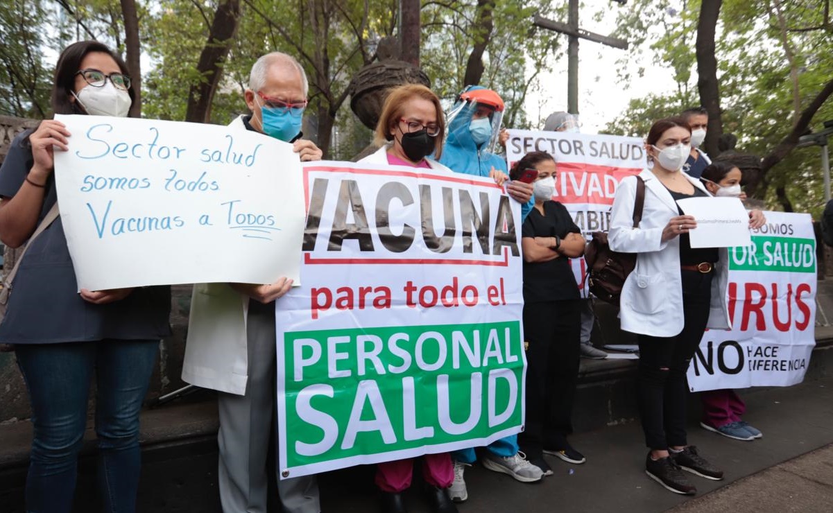 Protestan médicos de farmacias; piden vacuna anticovid