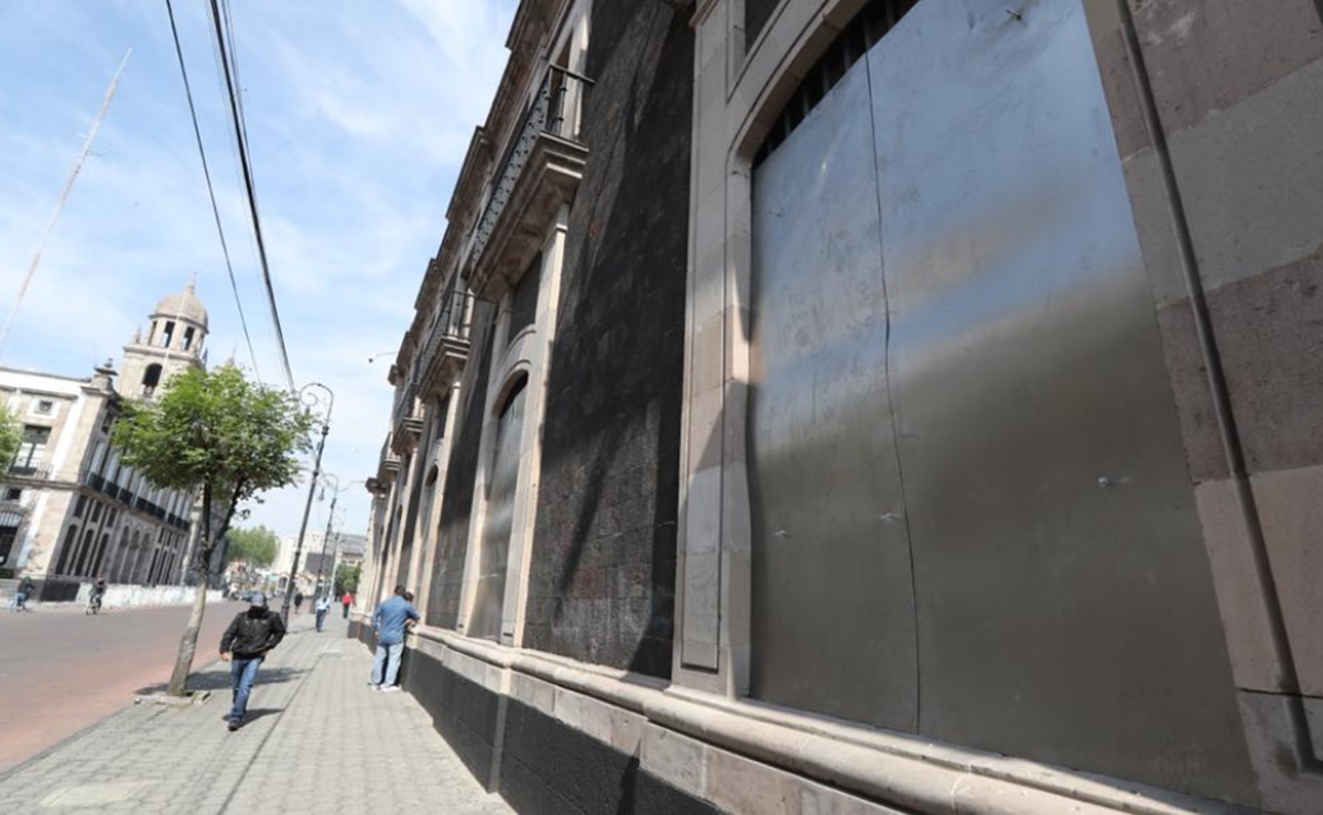Colocan cubiertas metálicas en ventanas del Palacio Legislativo en Toluca