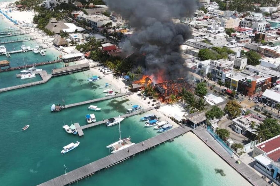 Incendio en Isla Mujeres destruye tiendas y restaurantes.