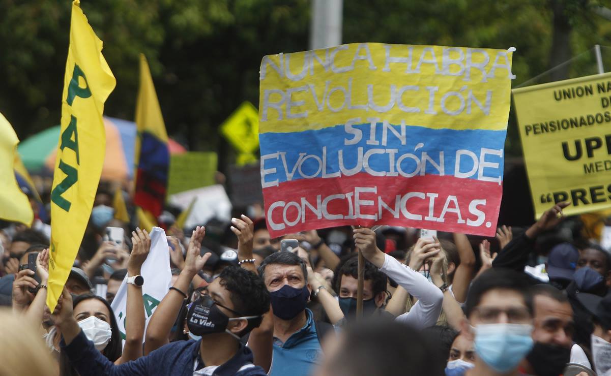 Protestas contra reforma tributaria dejan un muerto en Colombia