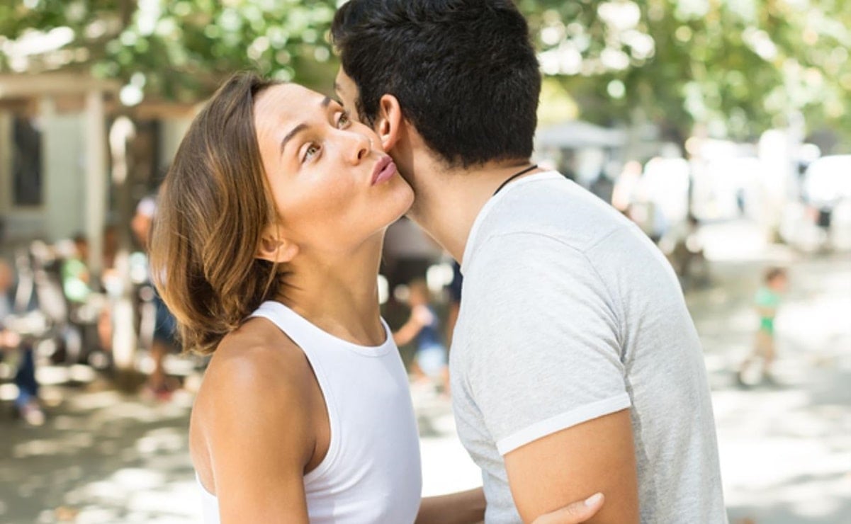 ¿Cómo saludar de beso a una mujer?