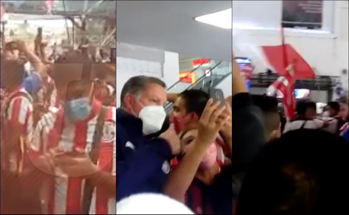 Llegada de Chivas a la CDMX desata caos en el Aeropuerto