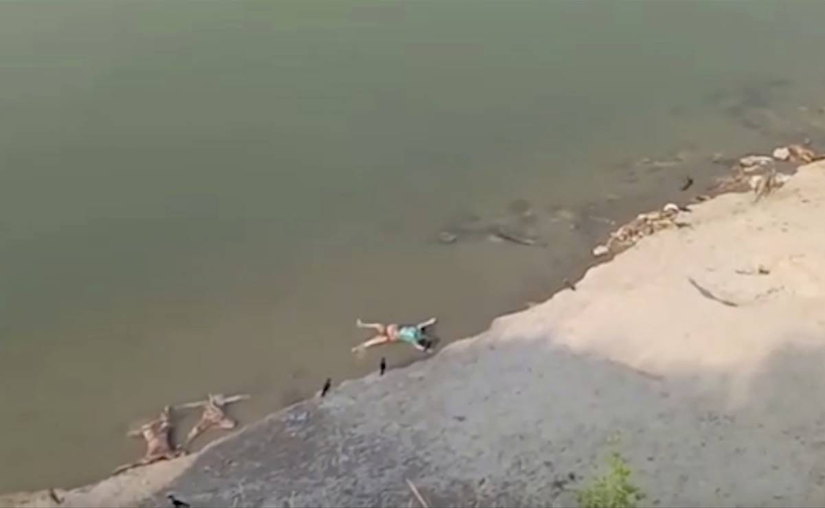 Colocan red en el río Ganges para recuperar cadáveres lanzados al agua, en  India