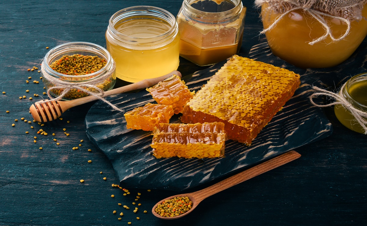 Imagen de mieles de varios tipo, trozo de panal, y polen