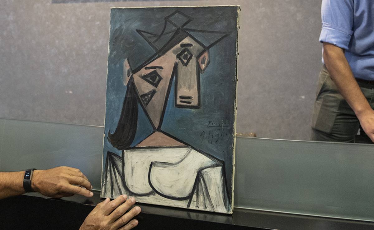 Policía griega recupera un Picasso robado en 2012; lo tiran al suelo por accidente