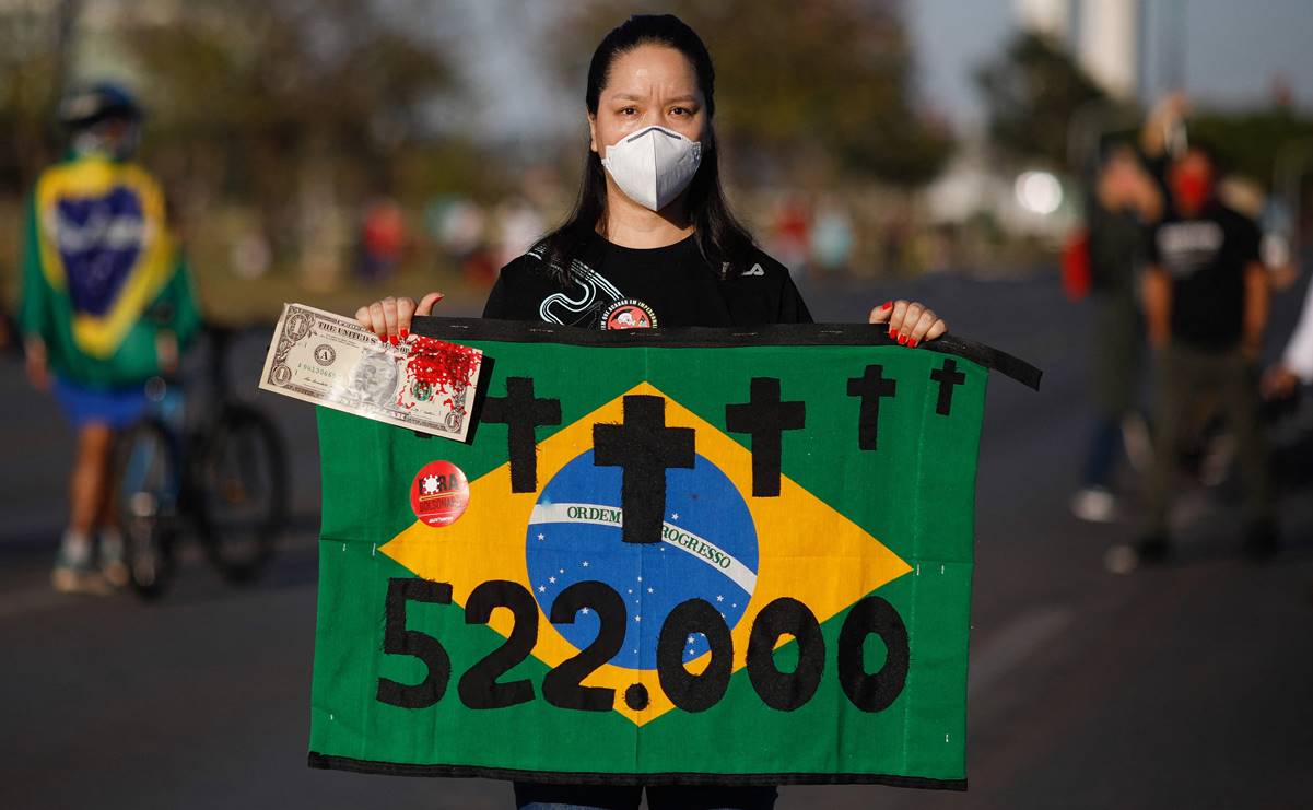 Miles gritan "Fuera Bolsonaro" tras el escándalo en compra de vacunas en Brasil