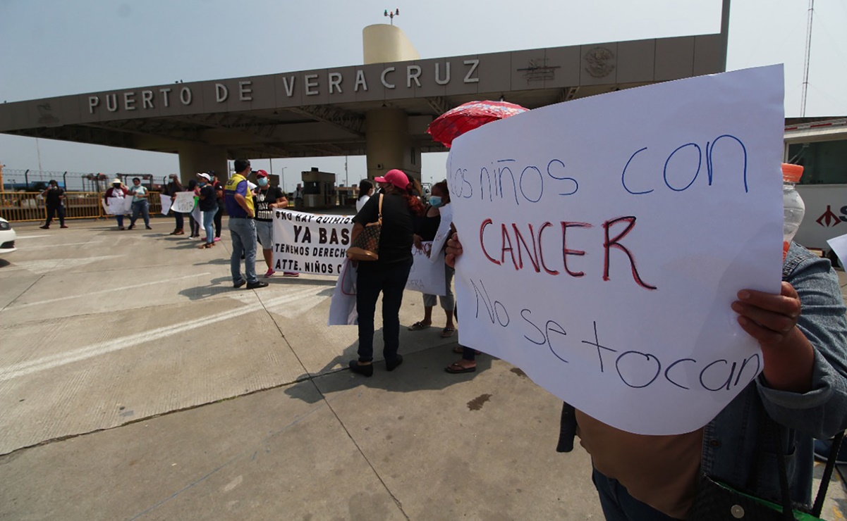 Madres de niños con cáncer trasladan protesta al puerto de Veracruz