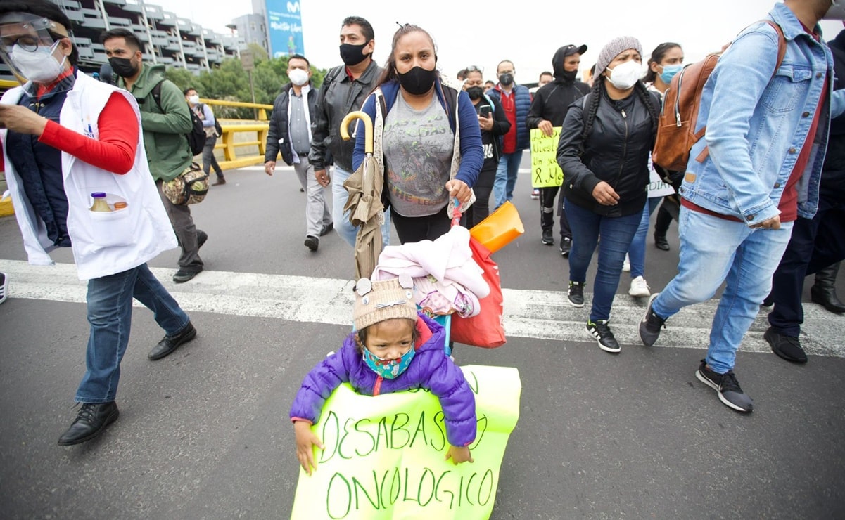 Protesta de padres de niños con cáncer en el AICM, la semana pasada