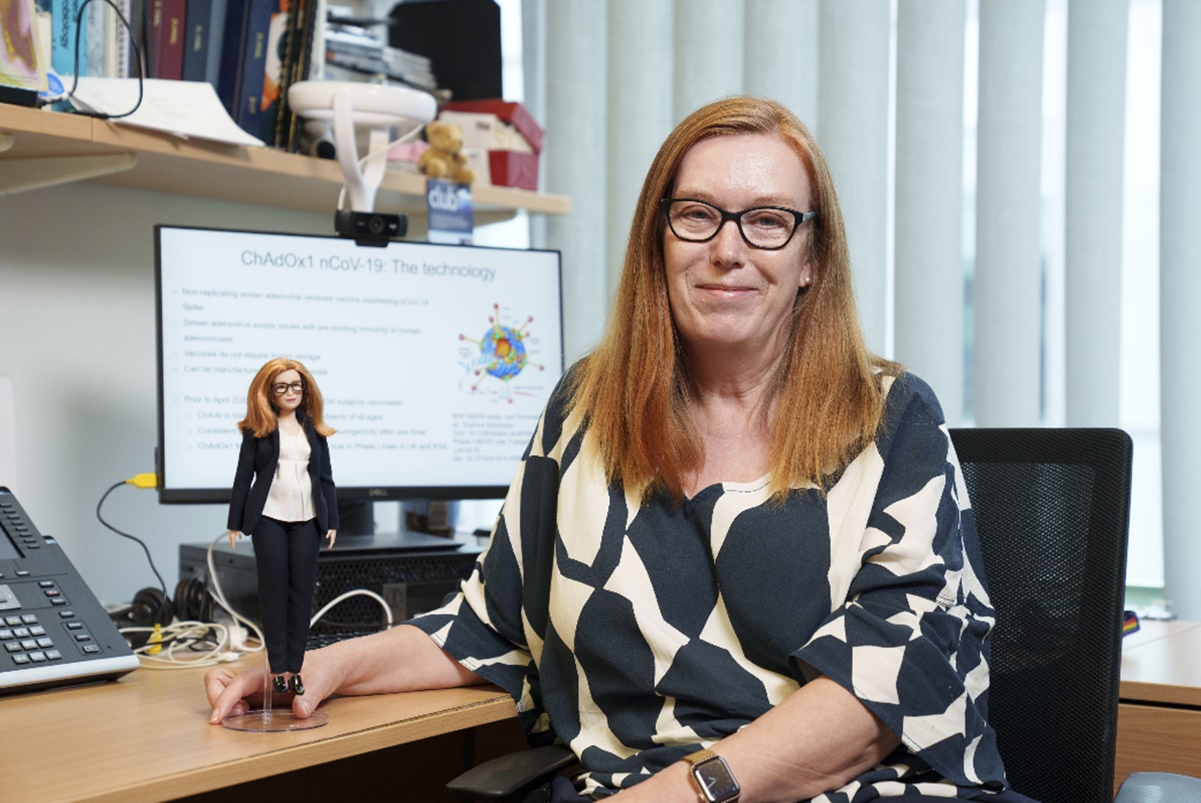 ¿Quién es Sarah Gilbert, cocreadora de la vacuna AstraZeneca y homenajeada con una muñeca Barbie?