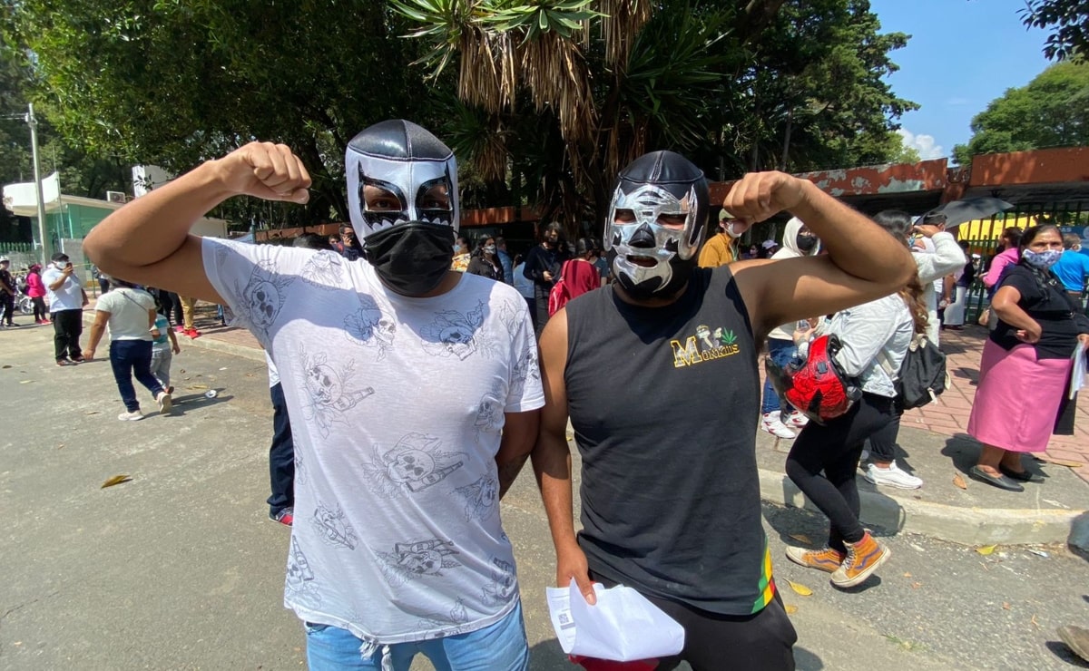 Luchadores, dinosaurios y hasta tiburones, los disfraces en vacunación Covid-19 en Xochimilco