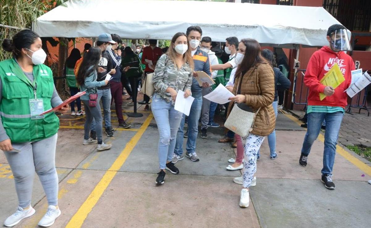 Jóvenes arman fila kilométrica para vacunarse en Xochimilco