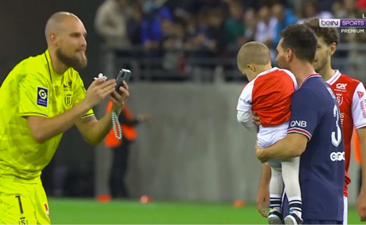 Portero del Reims le toma foto a su hijo con Messi