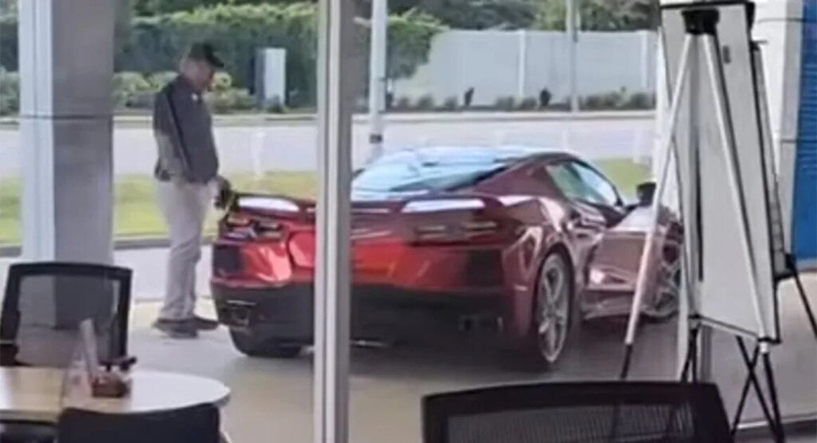 Hombre roba Corvette C8 estacionado frente a una agencia y nadie lo detiene