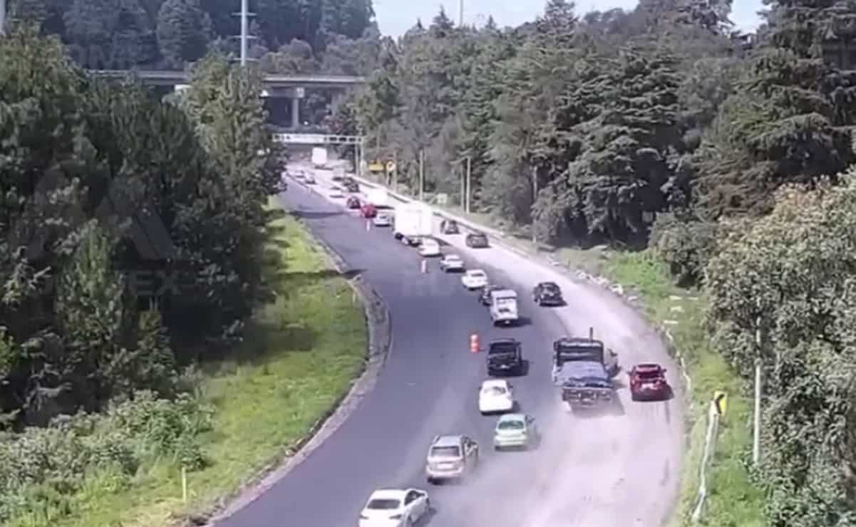 Camión a excesiva velocidad choca contra seis autos (VIDEO)