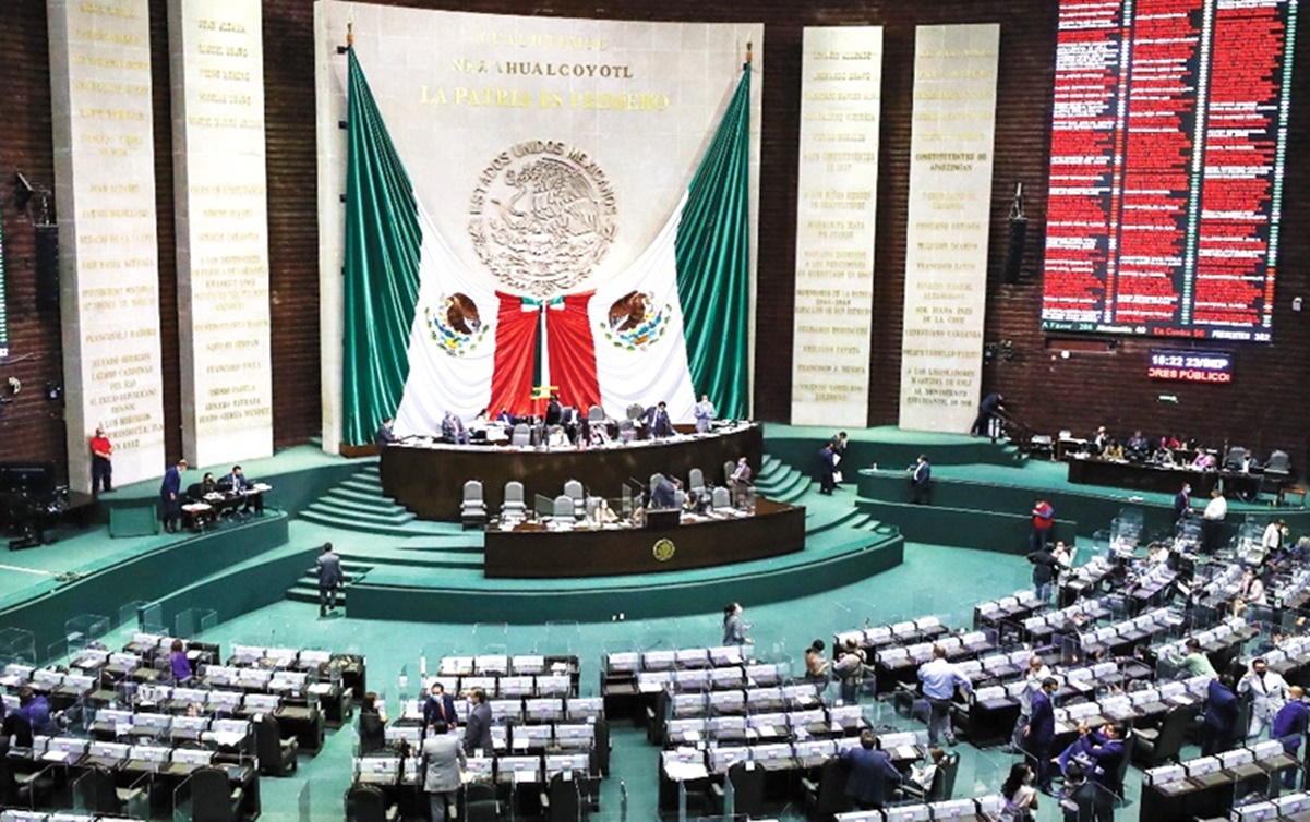 Va Morena por eliminar 100 diputados, 32 senadores y 219 legisladores locales