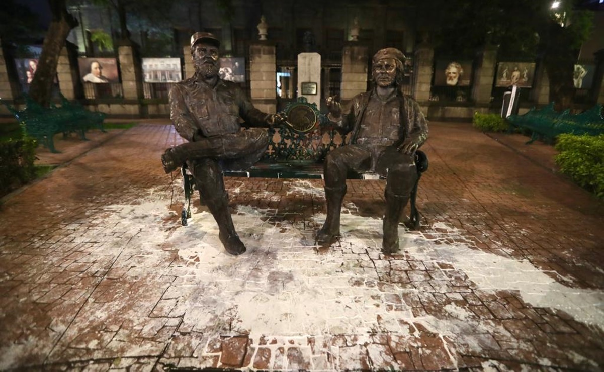 Fidel and Che statue smashed at CDMX, Colonia Tabacalera;  There are two prisoners