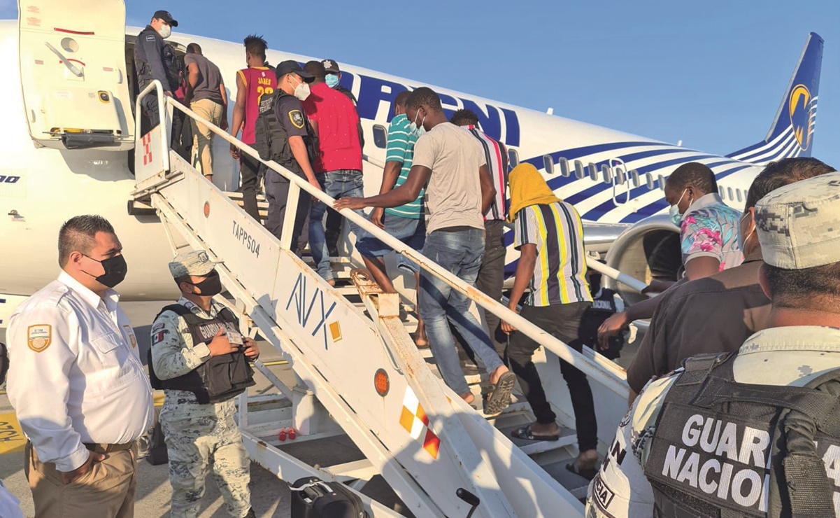 Deportan a 129 haitianos desde Tapachula; uno intenta darse a la fuga