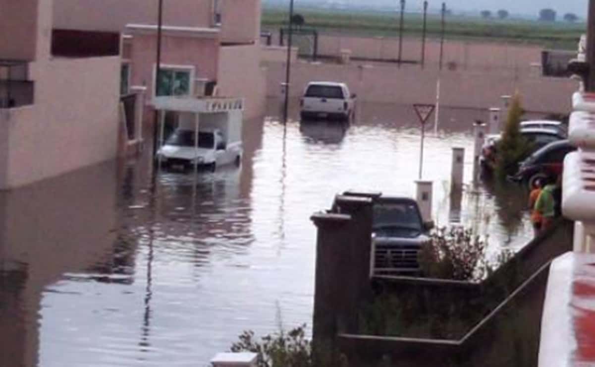 Vecinos bloquean la carretera México-Pachuca; exigen solución ante inundaciones por lluvias