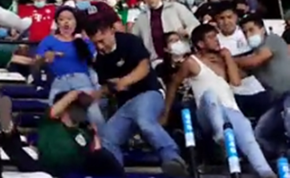 Aficionados protagonizan nueva pelea en las gradas del estadio Azteca