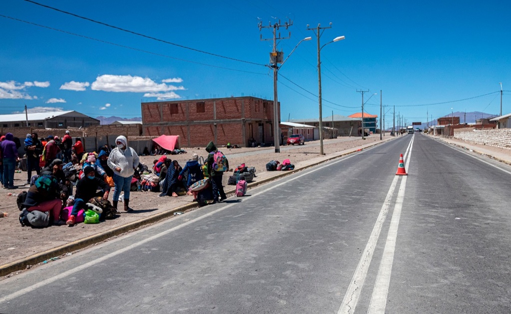 Migrantes venezolanos permanecen concentrados hoy el pueblo de Colchane, en la frontera entre Chile y Bolivia.