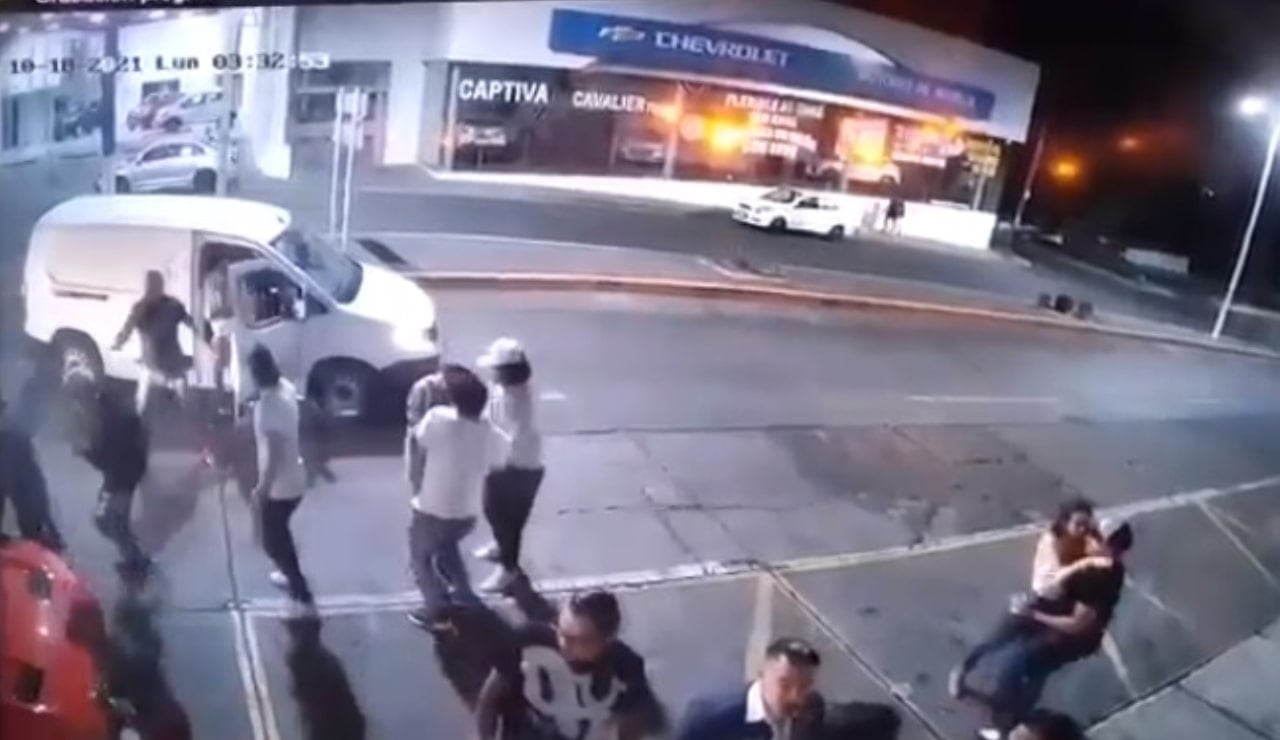 Así fue como hombres armados atacaron a balazos a varias personas afuera de bar en Morelia