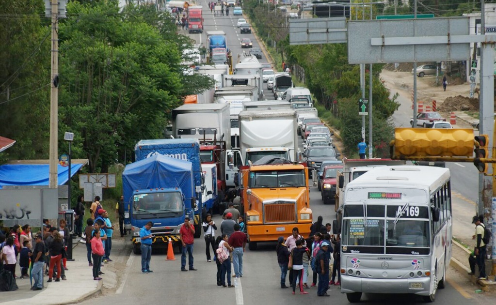 Ofrecen salarios de 100 mil dólares para solucionar la escasez de camioneros en EU