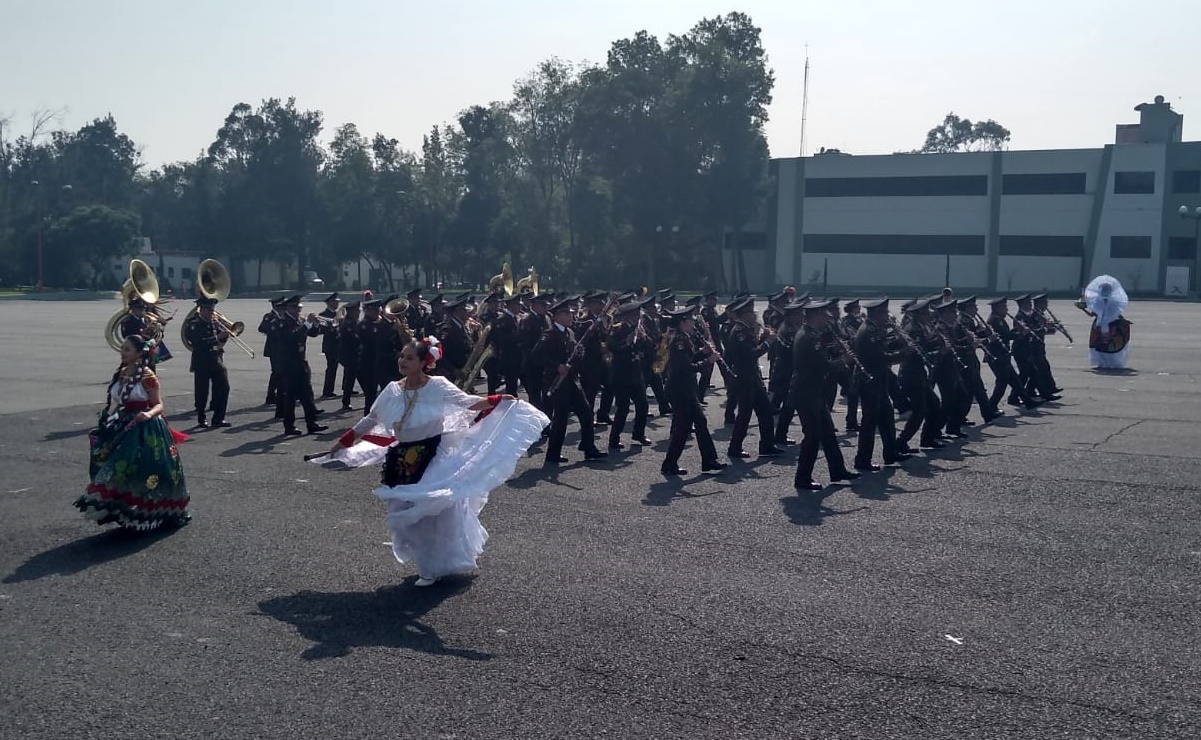 Banda de Música e integrantes del Ballet Folklórico del Ejército y Fuerza Aérea mexicanos
