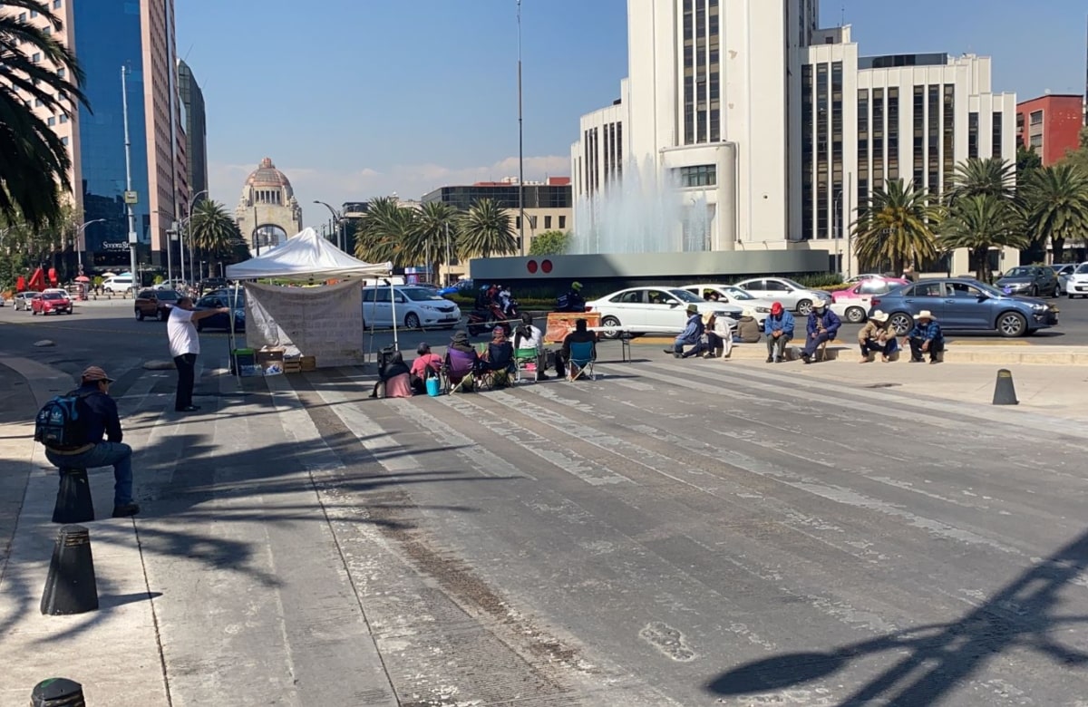 Manifestantes bloquean extremo derecho de Av. Juárez a la altura de Paseo de la Reforma