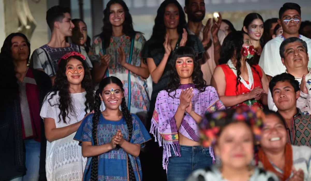 Desfilan contra el plagio de artesanos textiles en la feria “Arte Textil Mexicano Original”