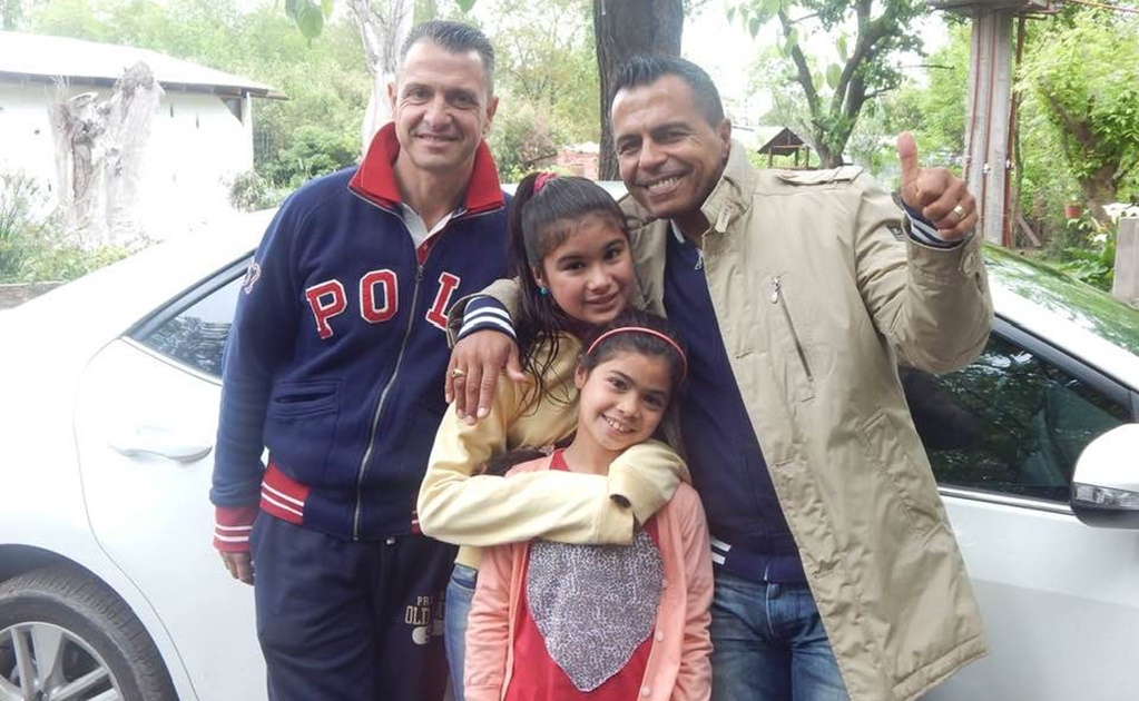Matrimonio gay en Argentina adopta a dos hermanas para no separarlas