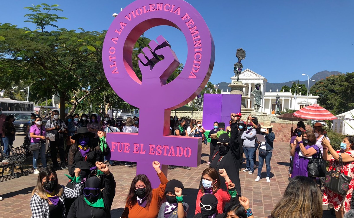 Con antimonumenta contra feminicidios, mujeres exigen freno a la violencia en Oaxaca