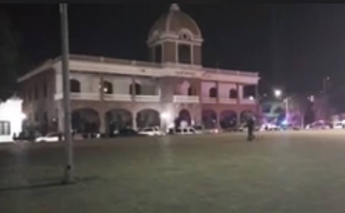 Aseguran un vehículo y armas de fuego en Guaymas tras ataque en palacio municipal