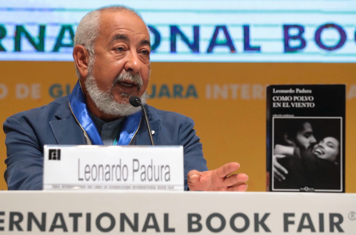 Leonardo Padura recibe la Medalla Carlos Fuentes, que le concedió la FIL en 2020