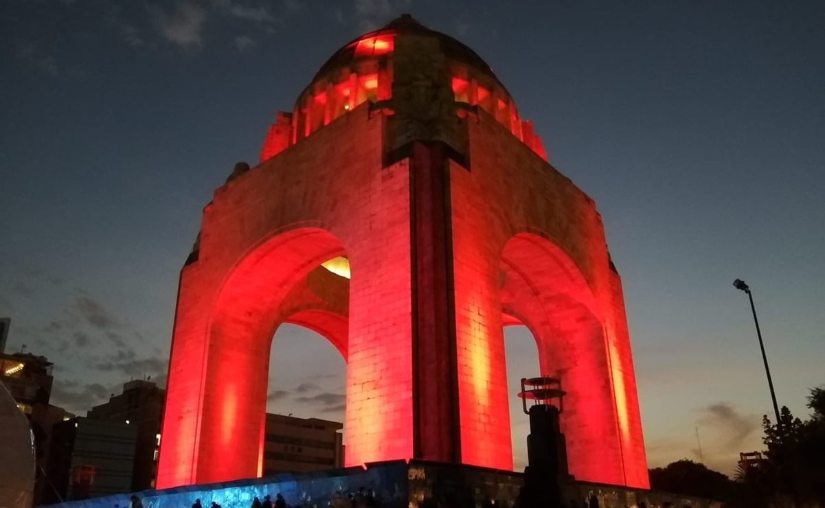 Se iluminan de rojo monumentos de la CDMX en el Día Mundial de la Lucha contra el SIDA