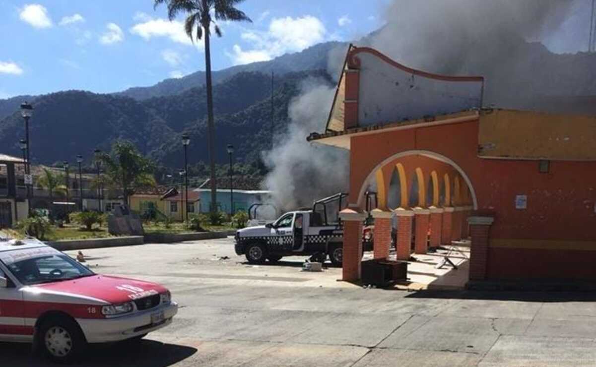 Atacan alcaldía y queman patrullas en Calcahualco, Veracruz