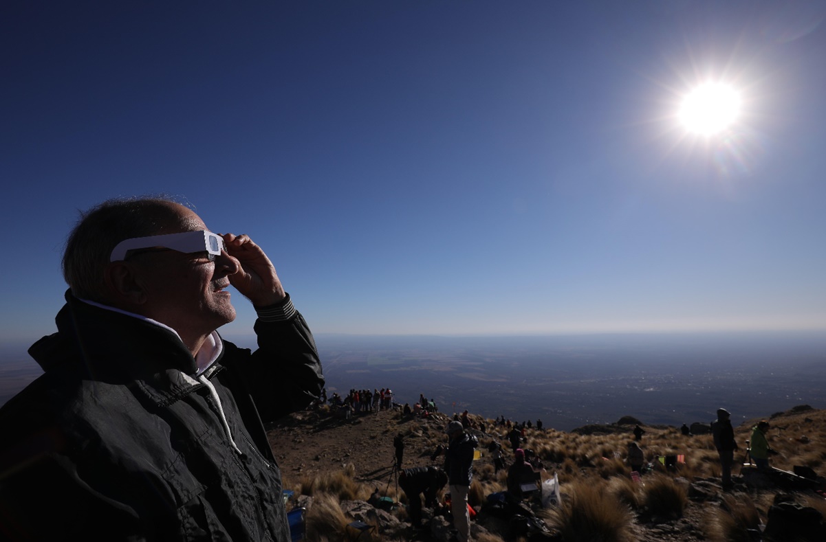 Eclipse solar, ¿por qué no debemos verlo directamente?