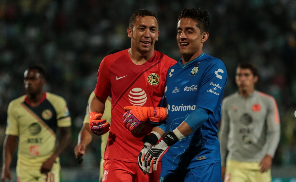 Agustín Marchesín felicita a Carlos Acevedo por su convocatoria a la Selección Mexicana