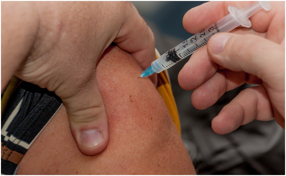 Italiano intenta vacunarse contra el Covid-19 con un falso brazo de silicona