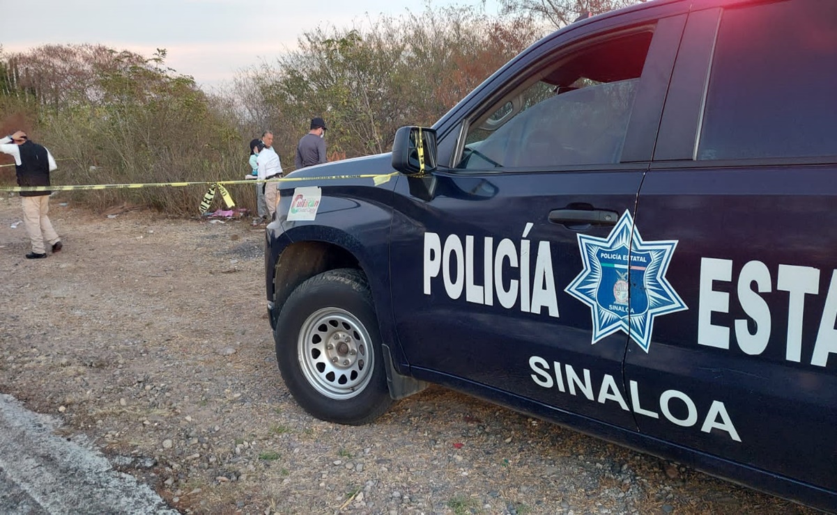 Hallan cuerpo de mujer envuelto en plástico a un costado de carretera en Sinaloa