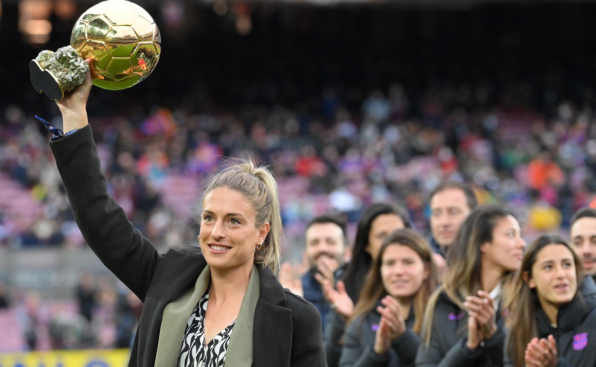 Alexia Putellas presume Balón de Oro y el Camp Nou la ovaciona